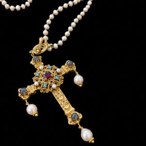 Collar de perlas con cruz estilo barroco