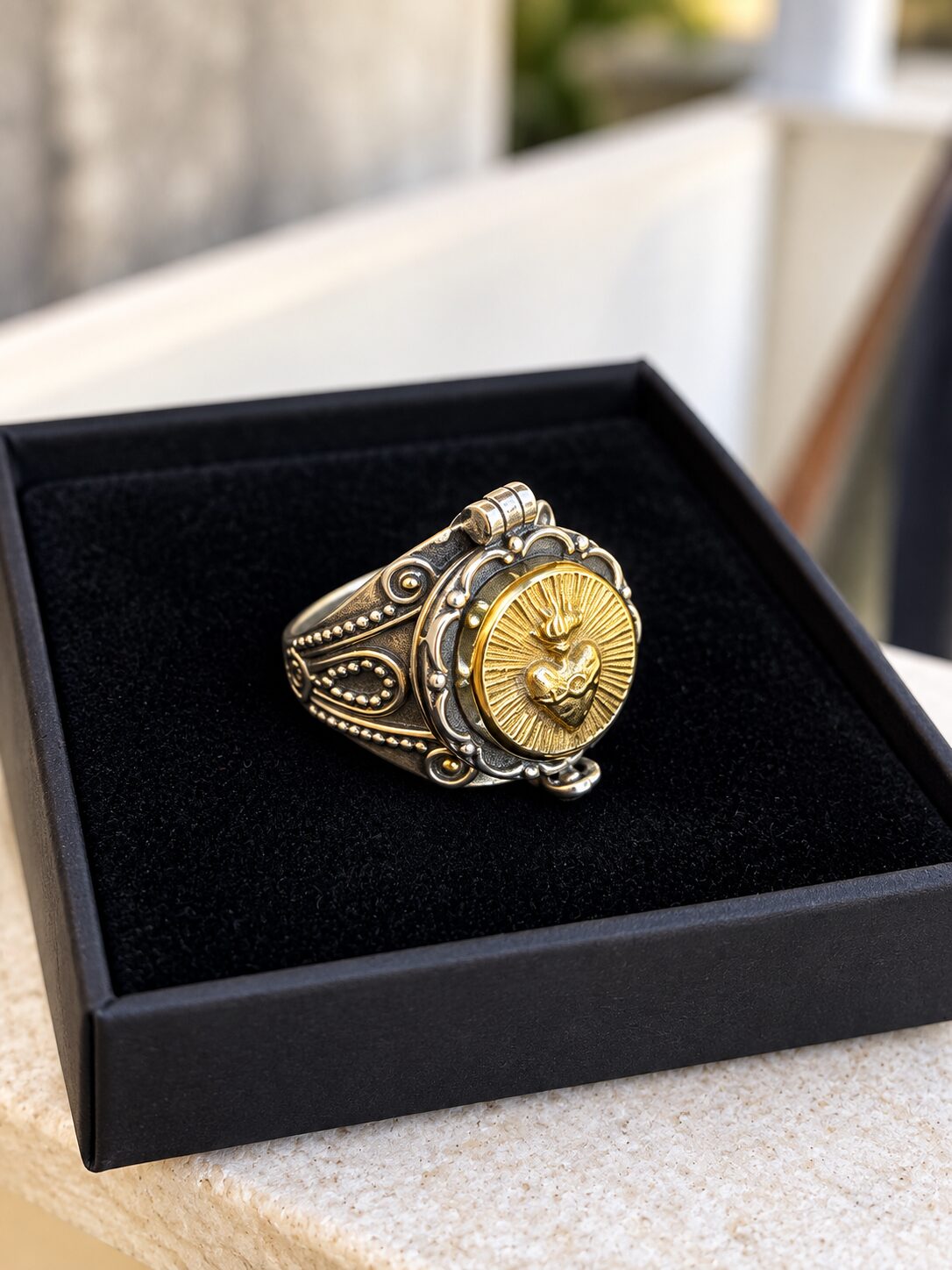 Anillo del Sagrado Corazón en terciopelo negro