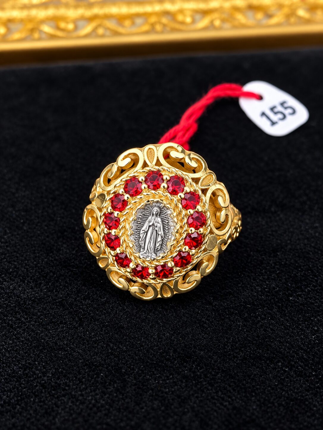Anillo dorado con Virgen y rubíes