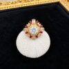 Anillo dorado con halo de rubíes y diamantes