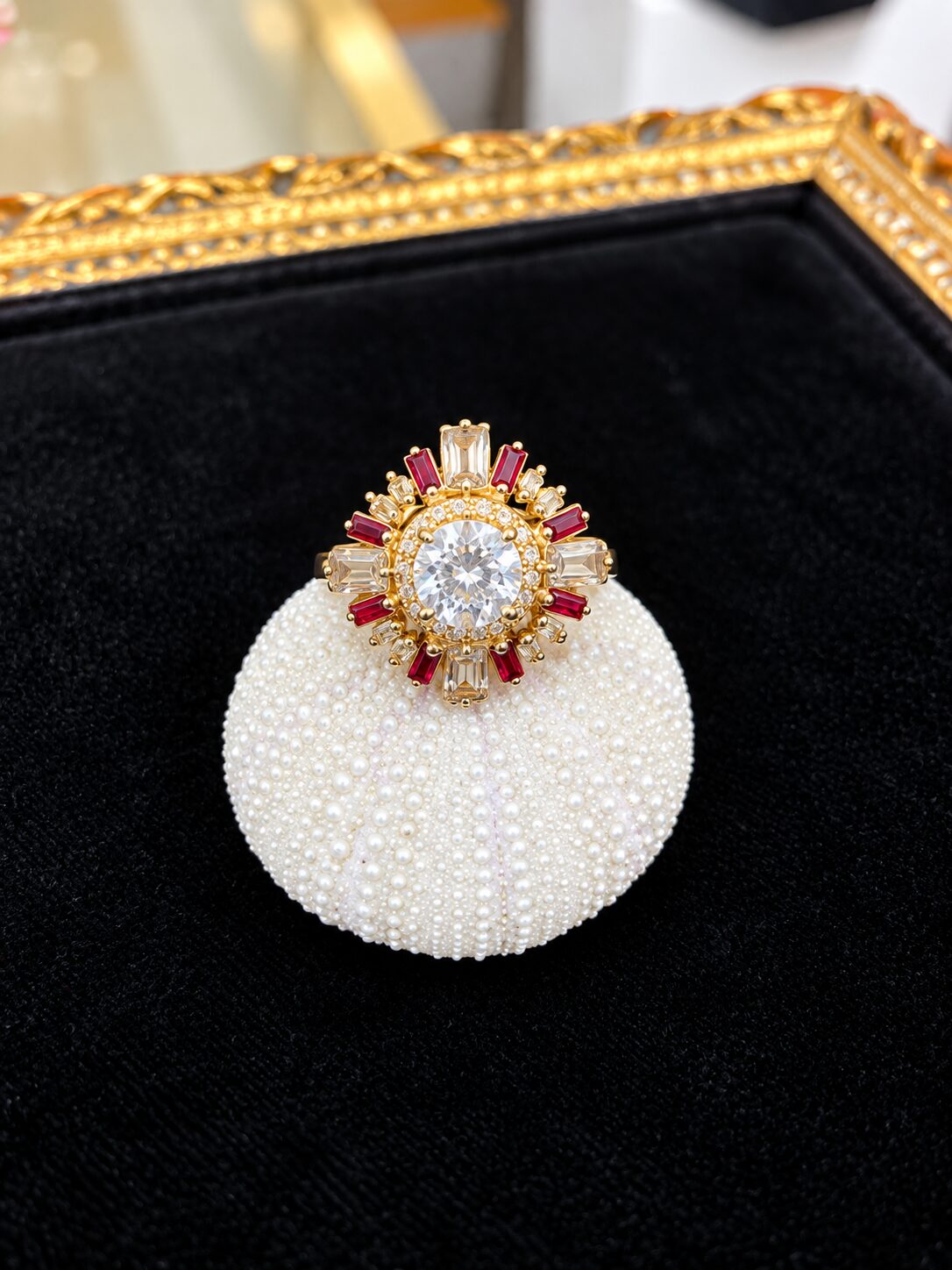 Anillo dorado con halo de rubíes y diamantes