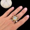 Anillo dorado junto a erizo marino