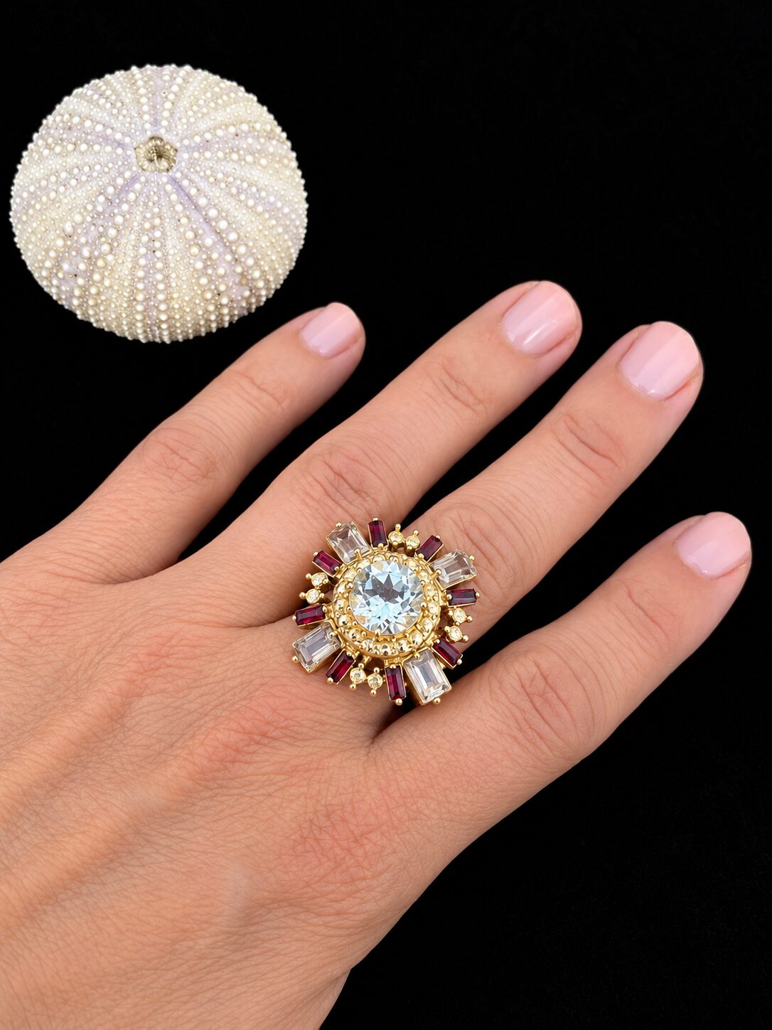 Anillo dorado junto a erizo marino