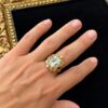 Anillo dorado ornamentado sobre terciopelo negro (1)