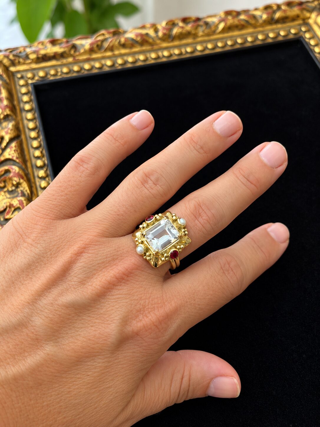 Anillo dorado ornamentado sobre terciopelo negro (1)