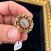 Anillo dorado vintage con rubíes y medallón mariano