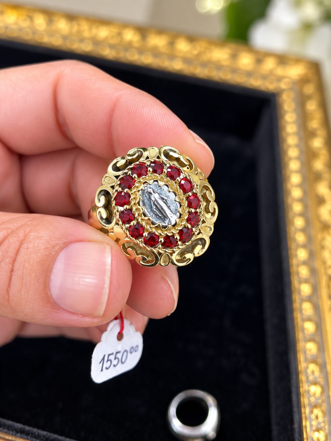 Anillo dorado vintage con rubíes y medallón mariano