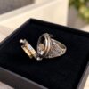 Anillo vintage de plata con relicario abierto