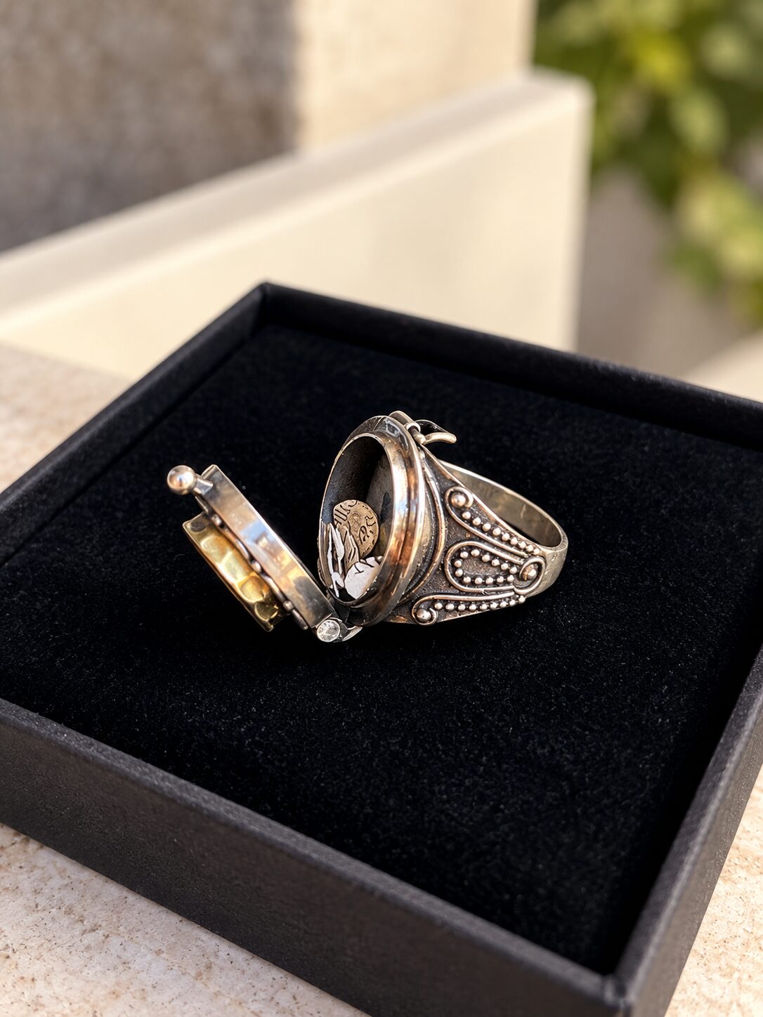 Anillo vintage de plata con relicario abierto