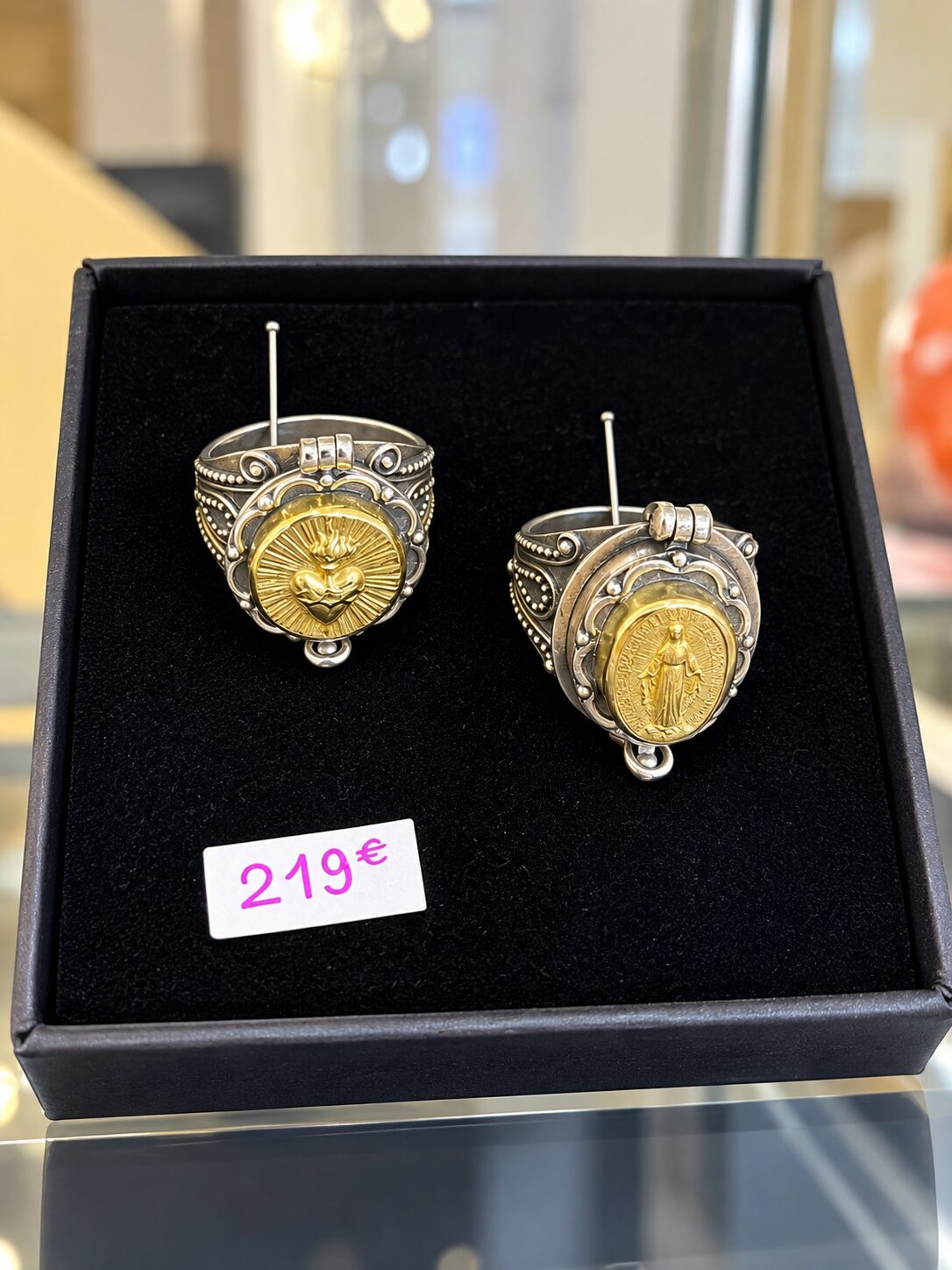 Anillos ornamentales con etiqueta de precio