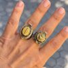 Anillos religiosos vintage en la mano