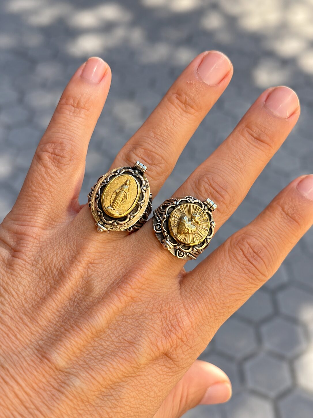 Anillos religiosos vintage en la mano