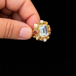 Anillo de inspiración vintage con piedra central