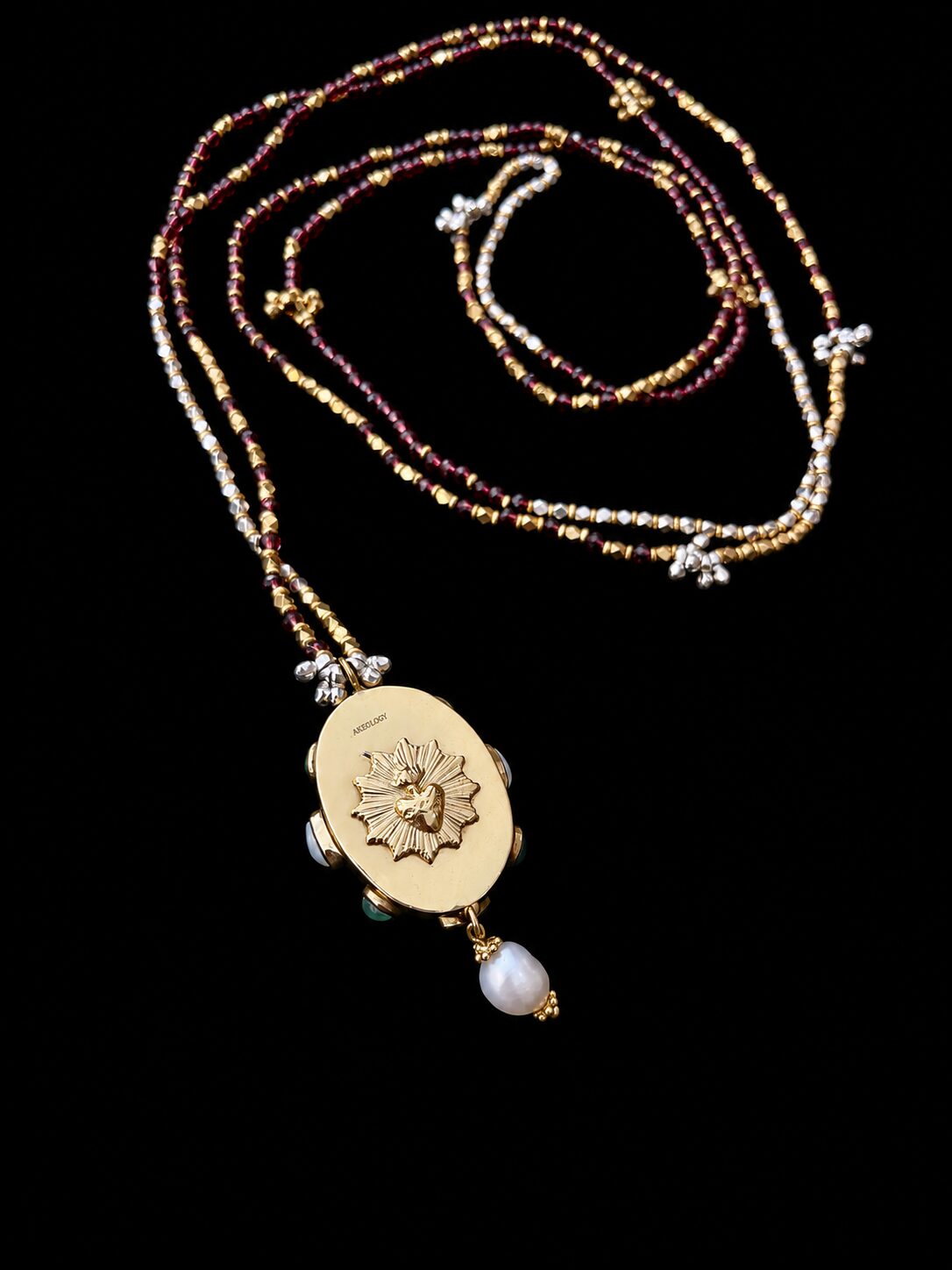 Collar de cuentas y relicario dorado