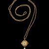 Collar dorado con colgante radiante