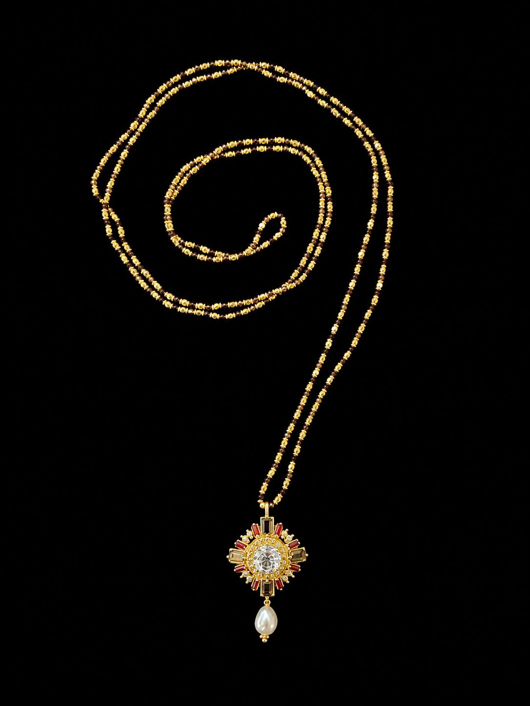 Collar dorado con colgante radiante