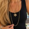 Collar dorado con colgante solar