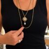 Collar dorado con colgante y perla (1)