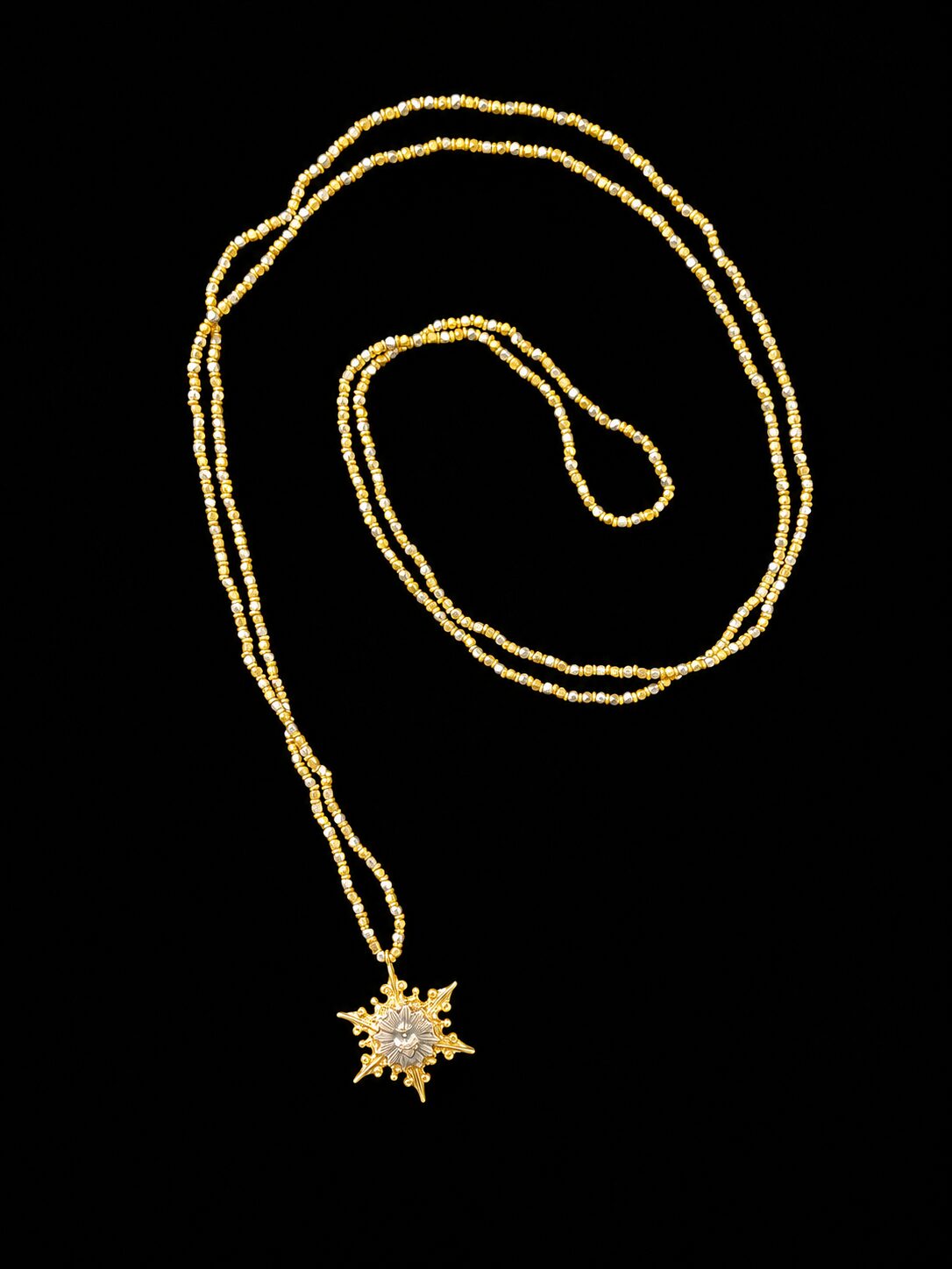 Collar dorado con medallón solar